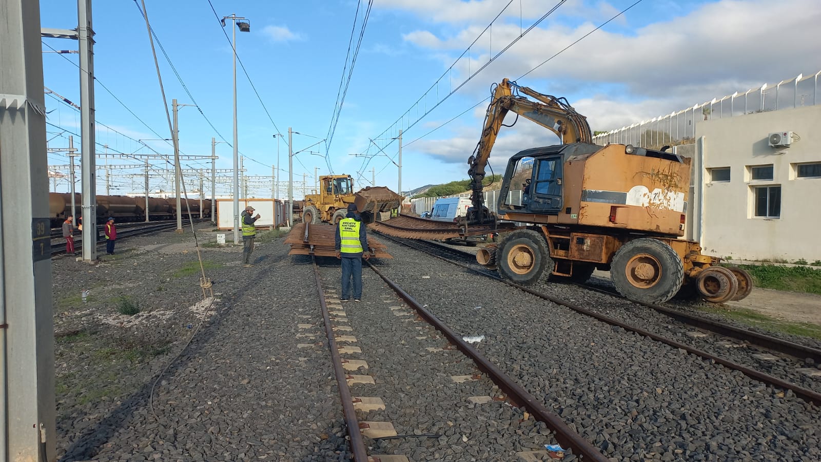 Grue rail-route en levage d’un panneau de voie