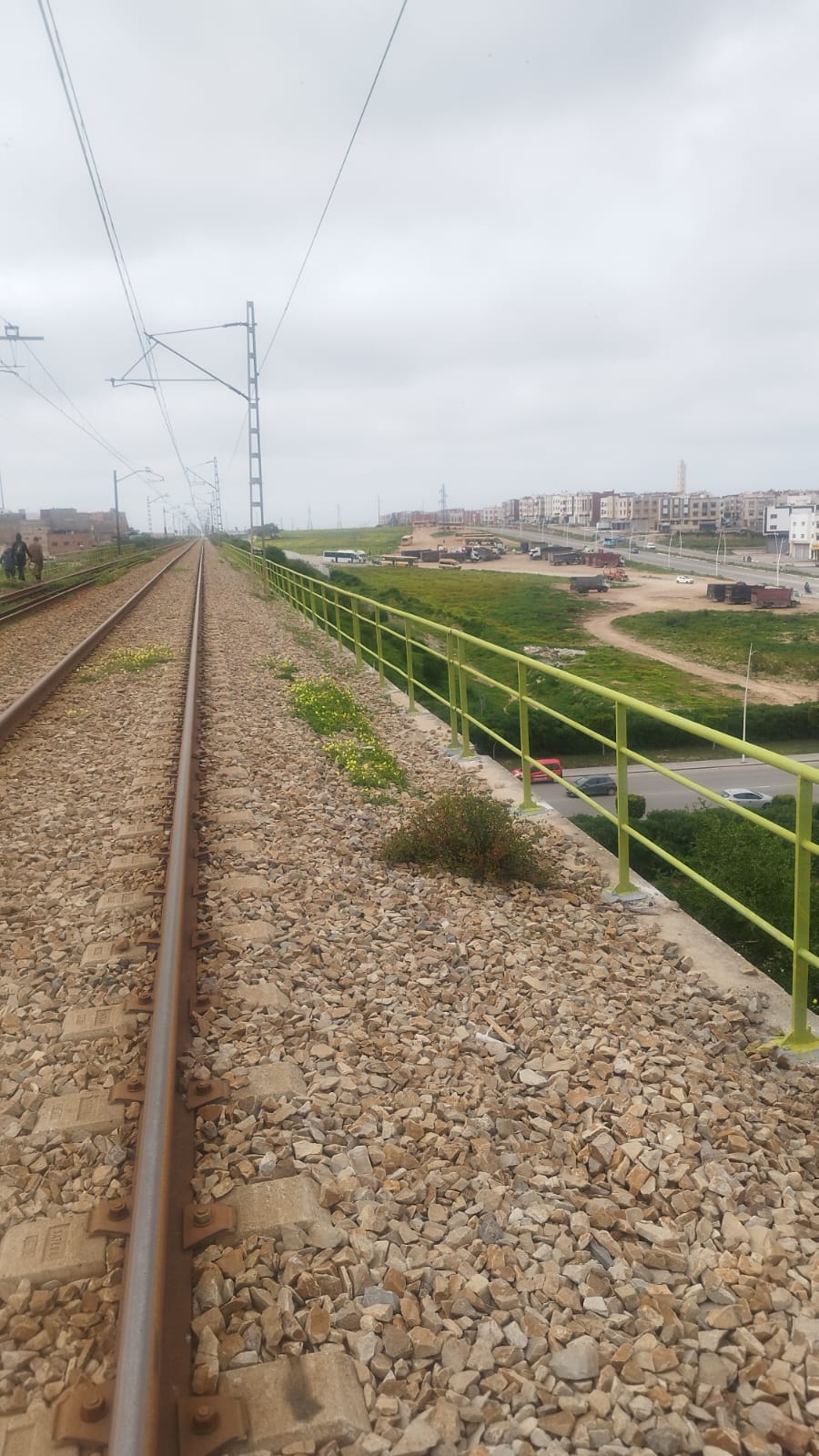 Plateforme et ouvrage le long d’une ligne électrifiée