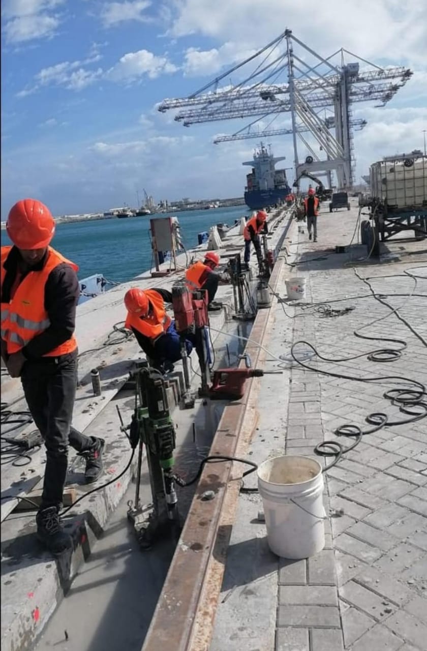 Travaux de génie civil sur un quai